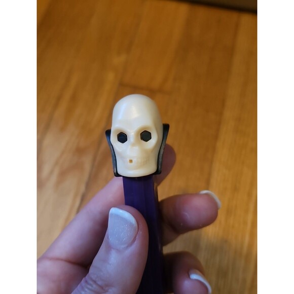 Vintage 1971 Purple Pez Dispenser Dr Skull Skeleton with Feet Made in Slovenia - Picture 13 of 16